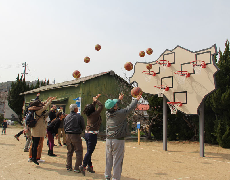 A whole crowd of players shoots hoops simultaneously.